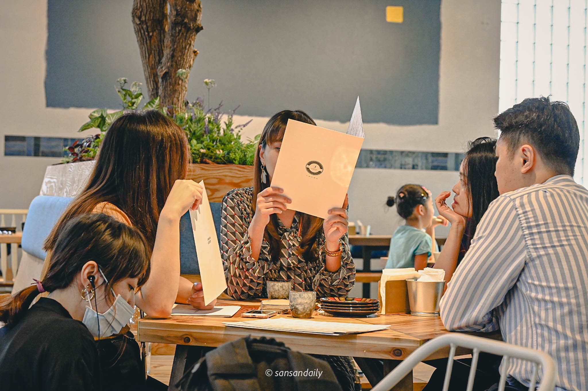 GUMGUM Beer & Wings雞翅酒吧內科店 朋友用餐情境圖