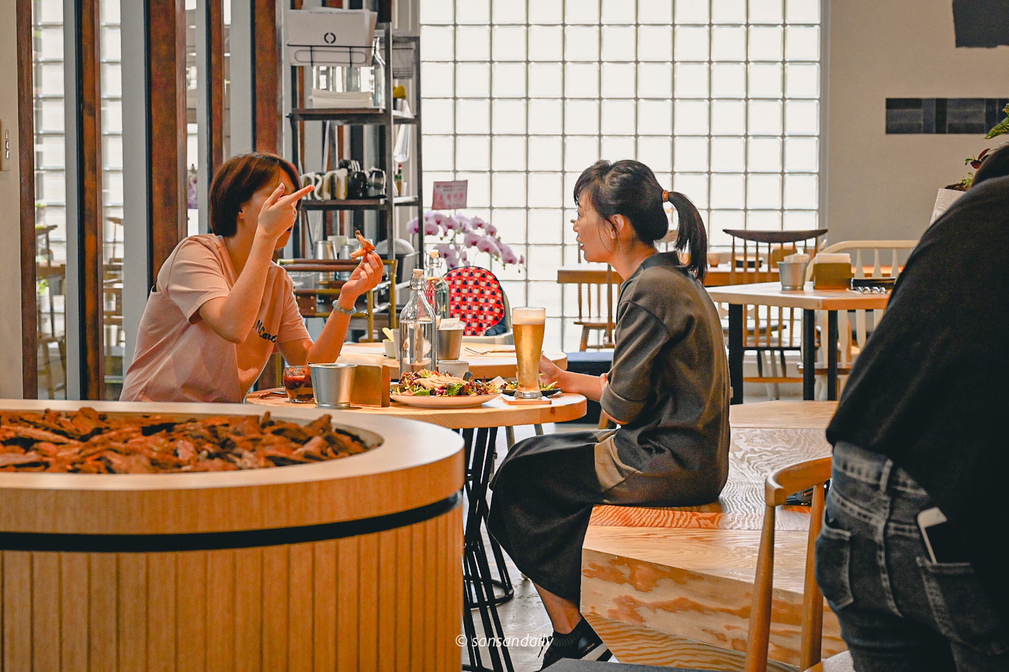 GUMGUM Beer & Wings雞翅酒吧內科店 午間上班族用餐情境圖