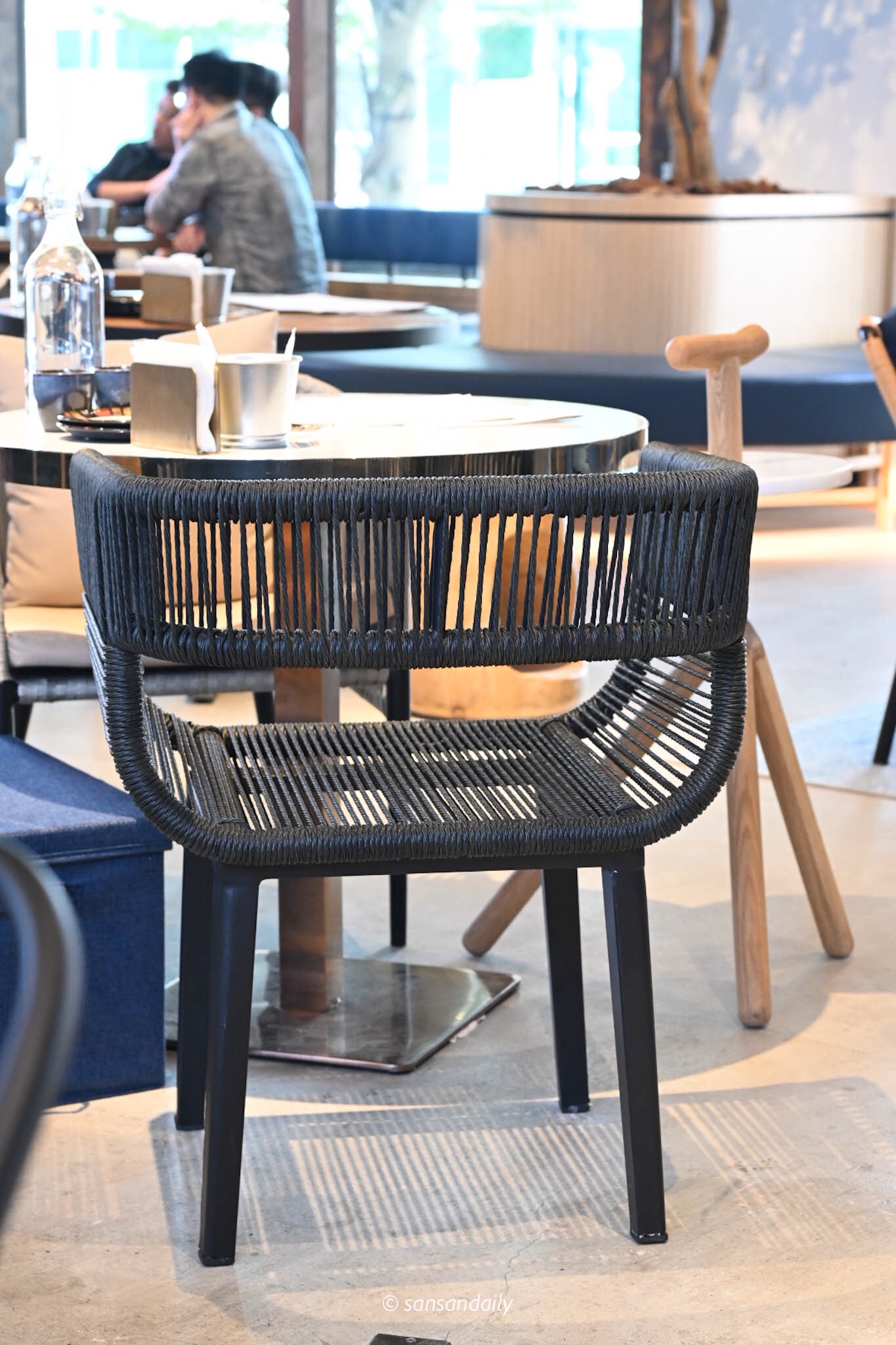 GUMGUM Beer & Wings雞翅酒吧內科店 造型簍空椅特寫