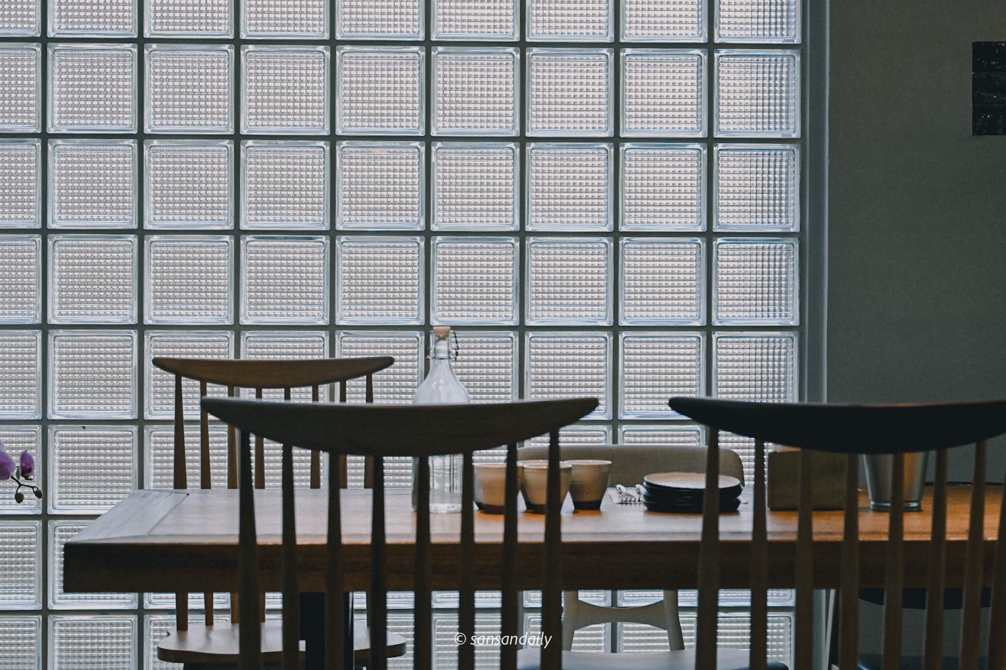 GUMGUM Beer & Wings雞翅酒吧內科店 落地窗與餐桌局部特寫