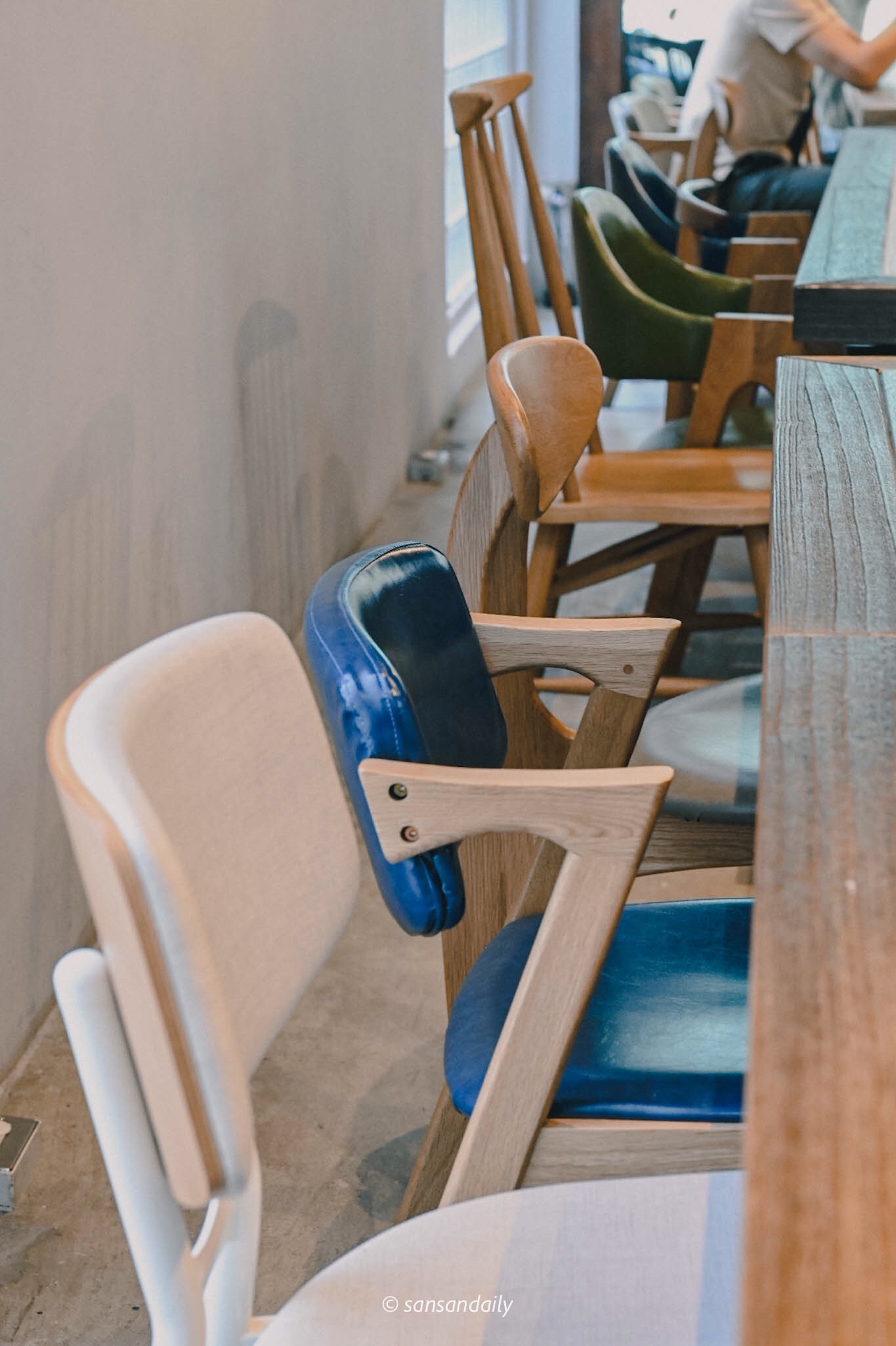 GUMGUM Beer & Wings雞翅酒吧內科店 多元藝術桌椅特寫