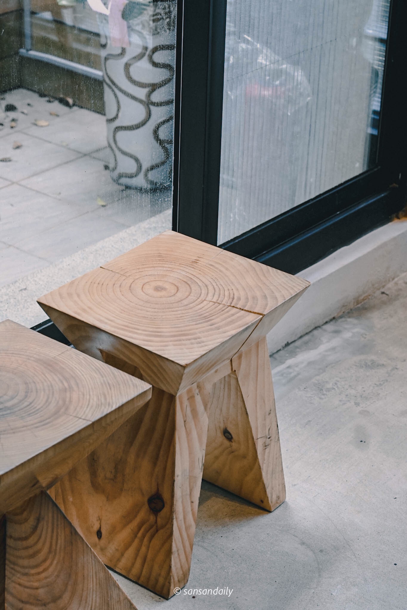 GUMGUM Beer & Wings雞翅酒吧內科店 實木造型椅特寫