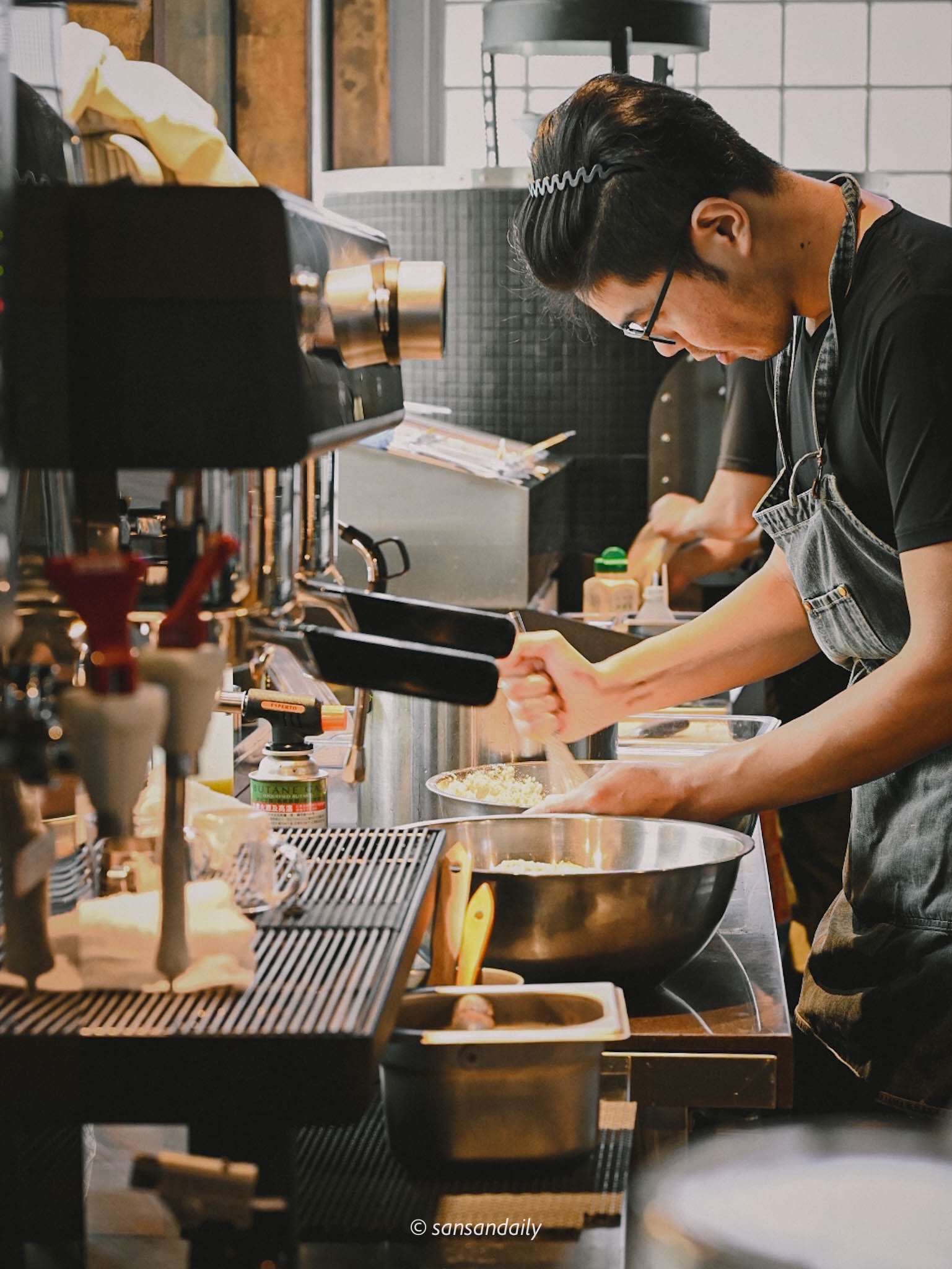 GUMGUM Beer & Wings一位廚師攪拌麵粉情境圖