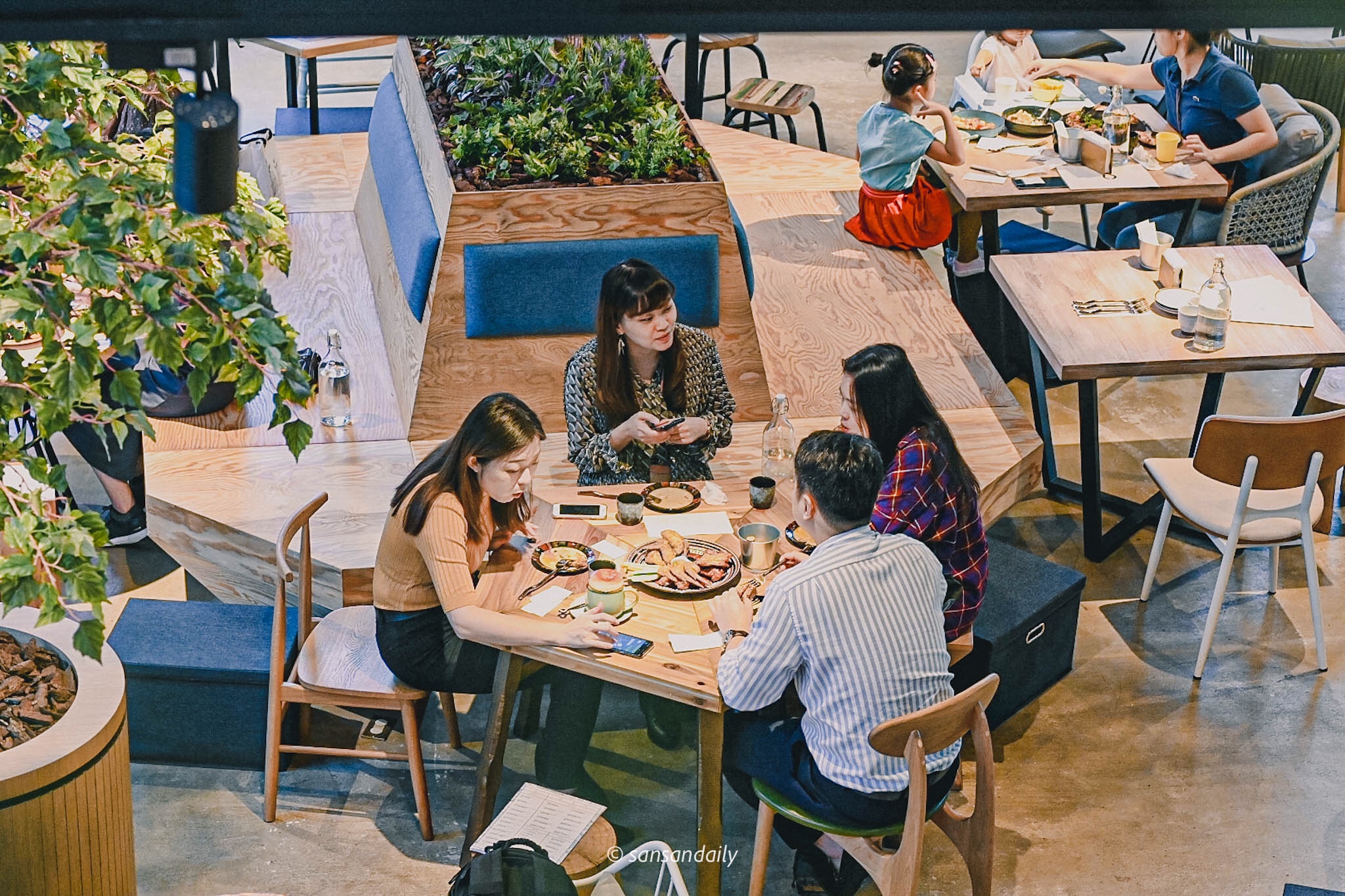 GUMGUM Beer & Wings雞翅酒吧內科店 朋友用餐畫面俯拍