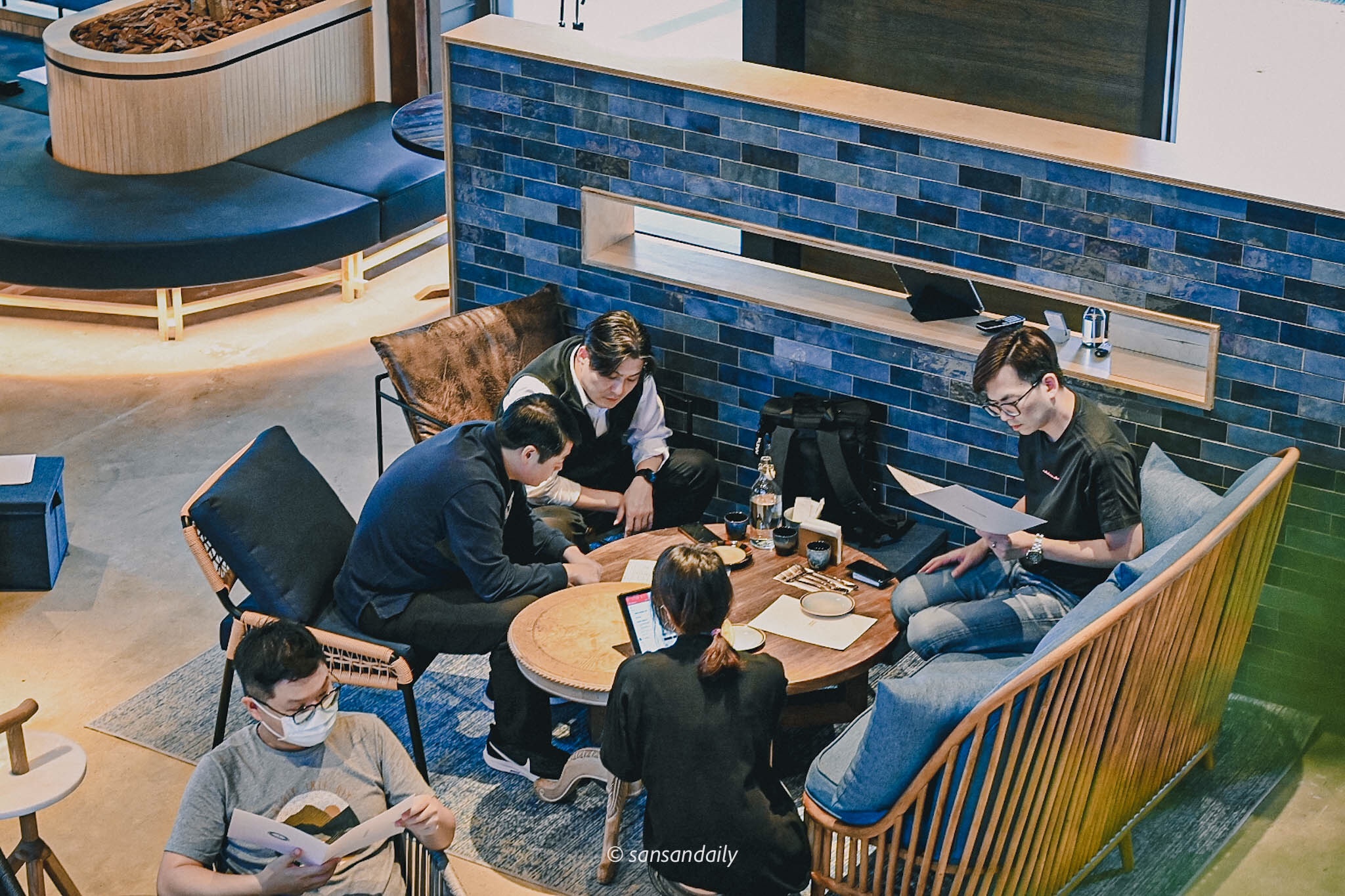 GUMGUM Beer & Wings雞翅酒吧內科店 商業用餐畫面俯拍