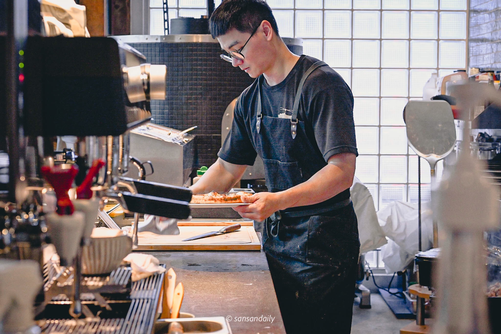 GUMGUM Beer & Wings廚師揉披薩麵團畫面