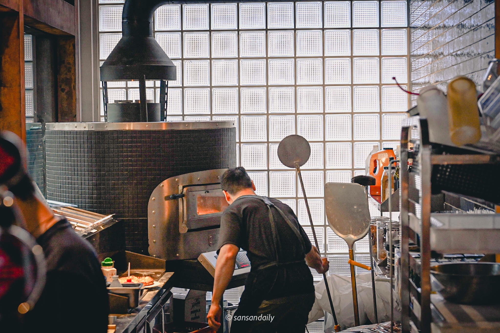 GUMGUM Beer & Wings披薩窯烤爐廚師料理畫面