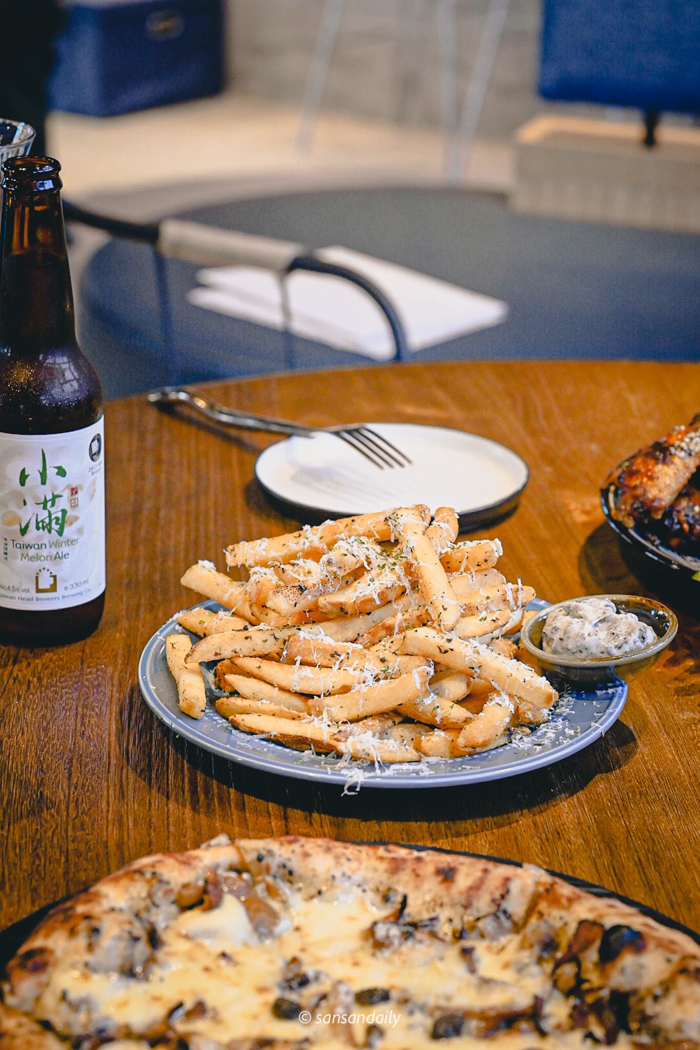 GUMGUM Beer & Wings女生必點松露薯條 松露披薩和一瓶台灣精釀啤酒