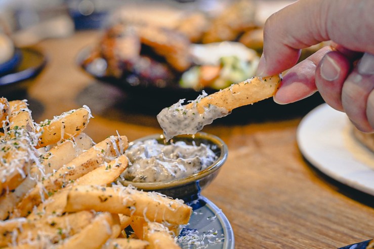 GUMGUM Beer & Wings松露薯條沾醬情境圖