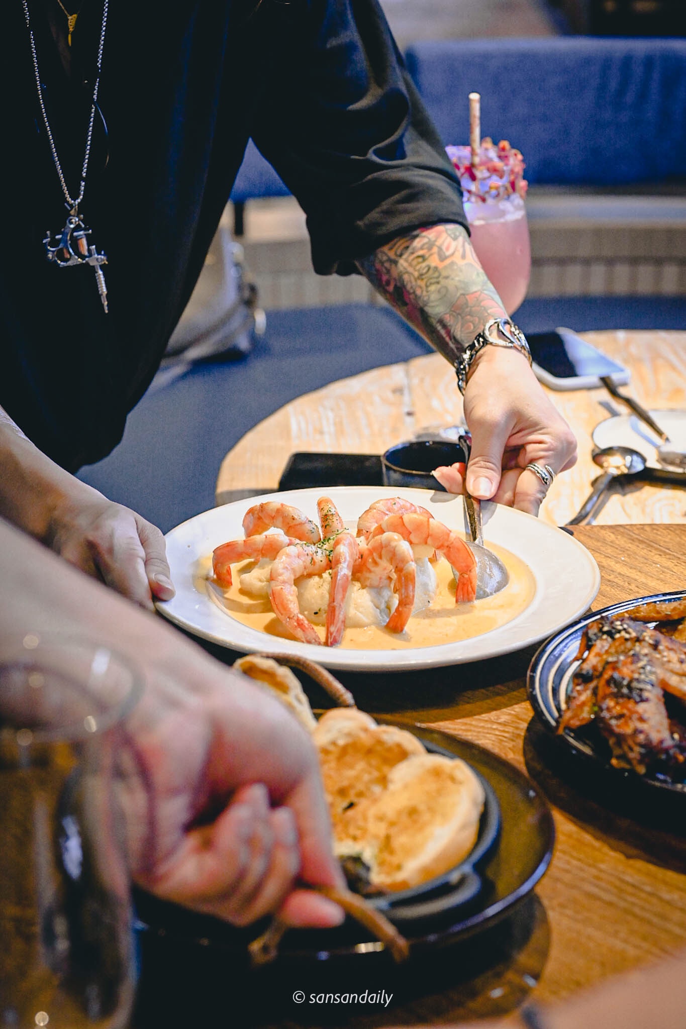 GUMGUM Beer & Wings服務員上餐情境圖