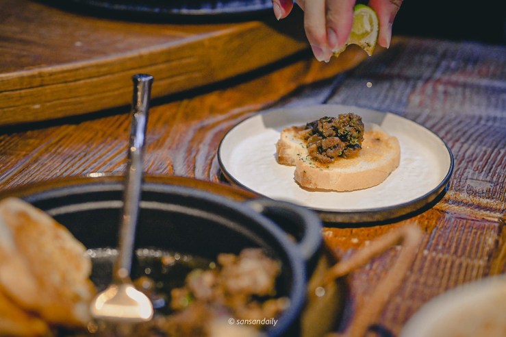 擠檸檬汁在GUMGUM Beer & Wings今晚來點燉牛肋 情境圖