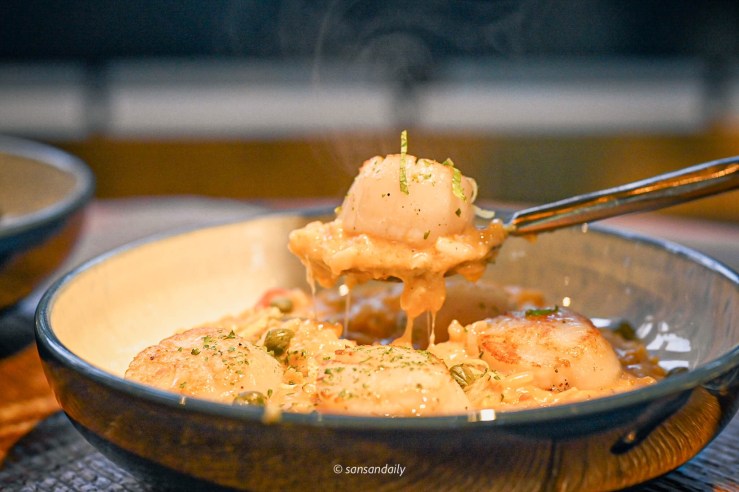 湯匙撈起一顆北海道干貝 GUMGUM Beer & Wings 北海道干貝蝦膏起司燉飯情境特寫