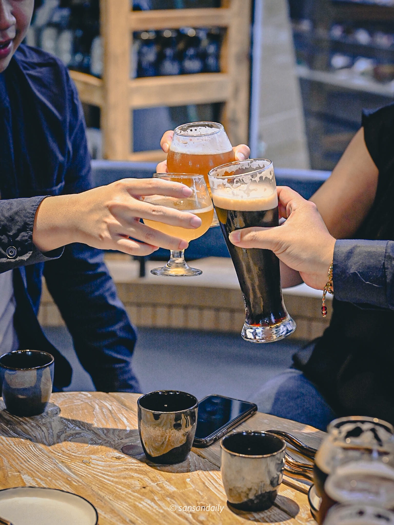 一群人在GUMGUM Beer & Wings乾杯情境圖