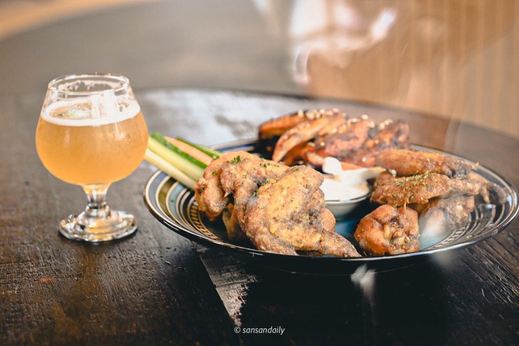 GUMGUM Beer & Wings的一盤炸雞與一杯啤酒