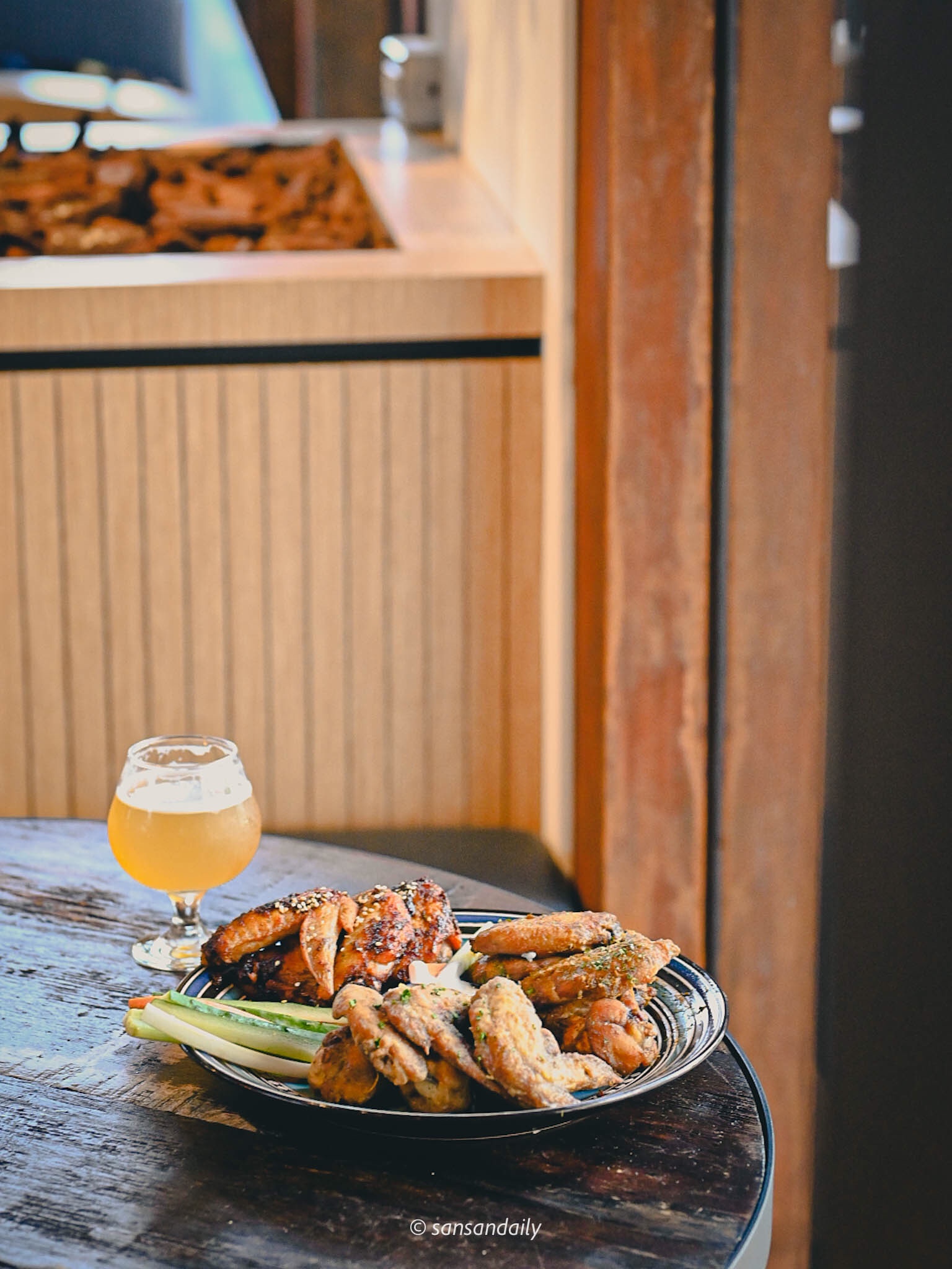 桌上一杯啤酒一盤GUMGUM Beer & Wings剛剛有三寶雞翅