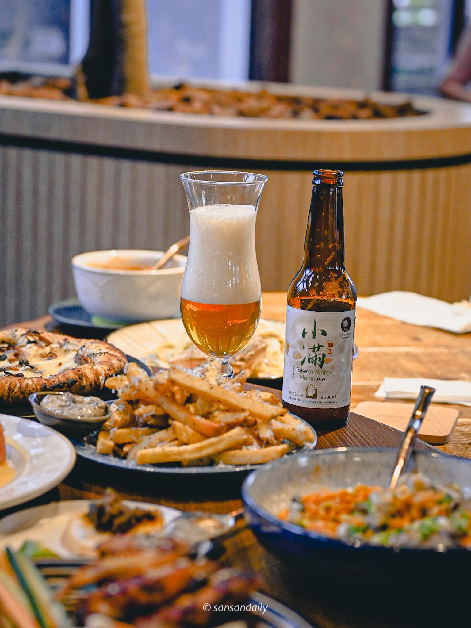 GUMGUM Beer & Wings餐桌上酒杯與餐盤情境圖