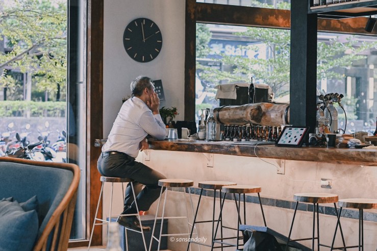 一位穿白襯衫男子坐在GUMGUM Beer & Wings吧台區情境圖