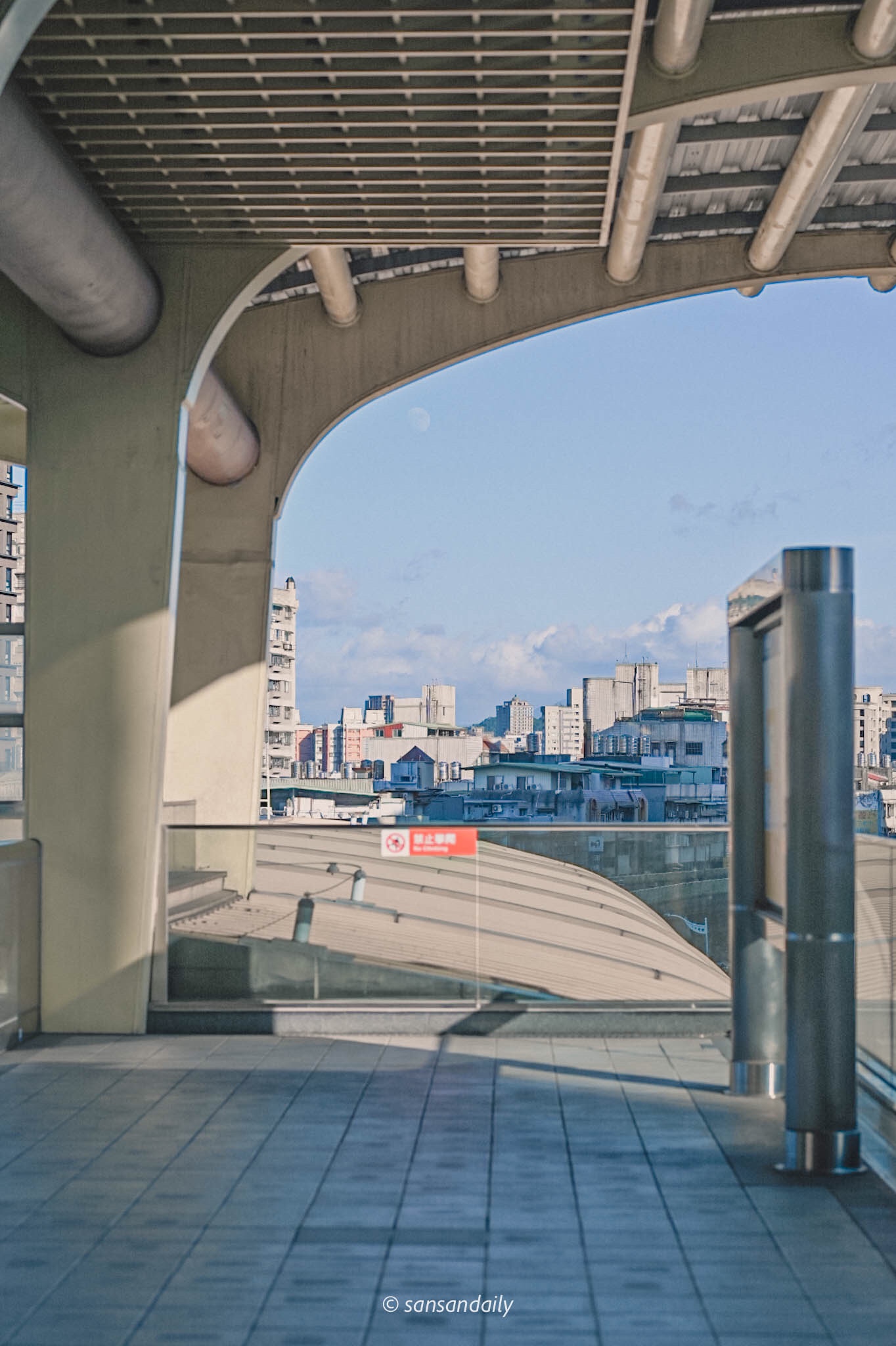 西湖捷運站月台風景圖