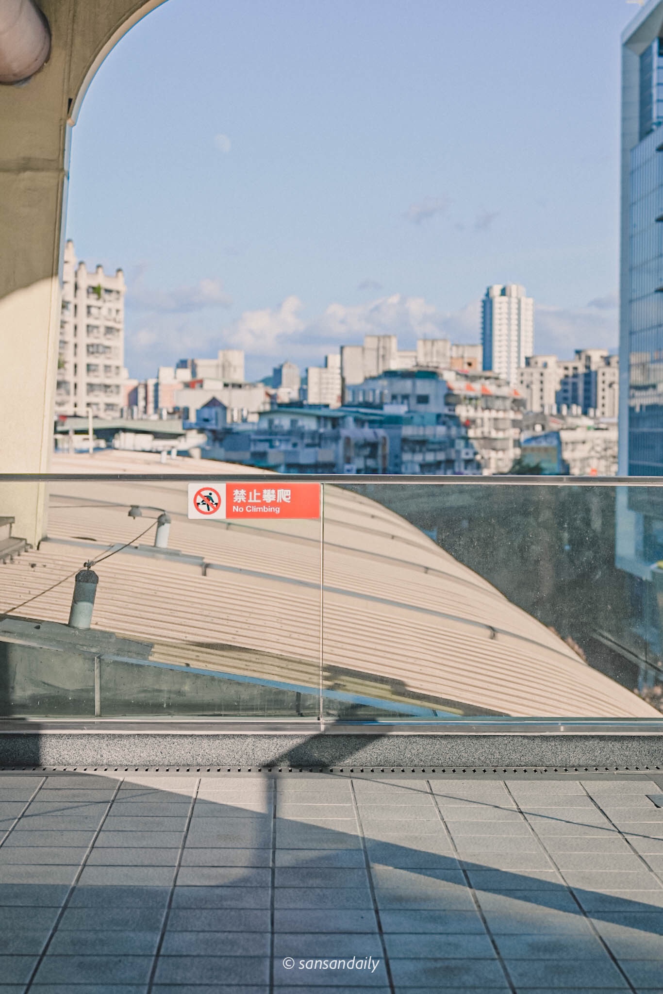 西湖捷運站月台風景圖