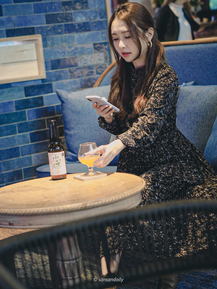 GUMGUM Beer & Wings女子坐在沙發椅喝酒情境圖