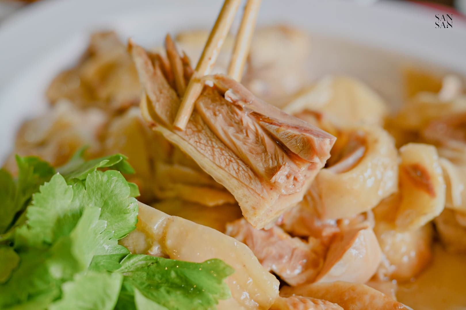 油亮的水晶油雞特寫