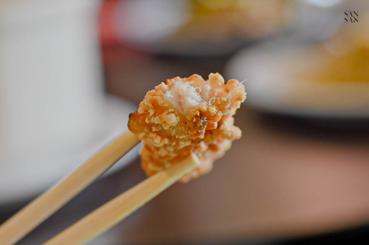 酥炸土魠魚咬開特寫