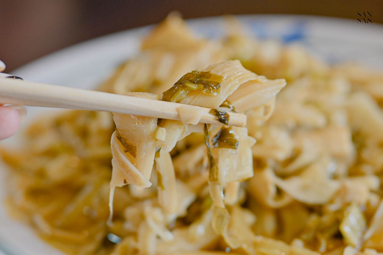 筷子夾筍絲 特寫