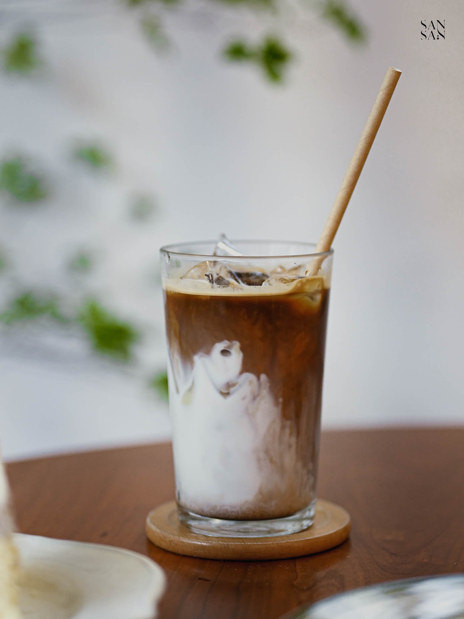 一杯玻璃杯 內容白咖啡漸層的冰拿鐵