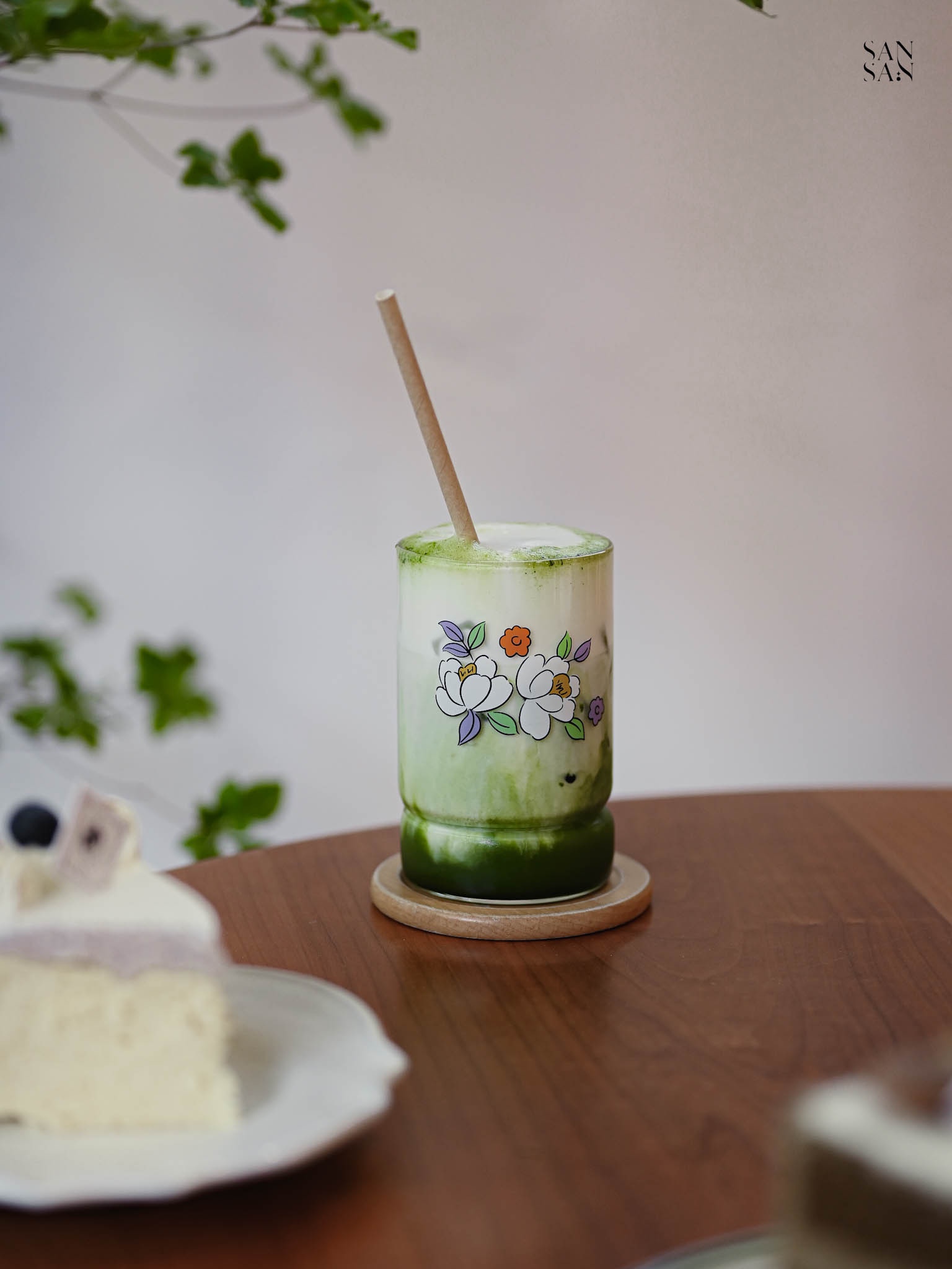 一杯玻璃杯 內容白綠漸層的治抹茶歐蕾