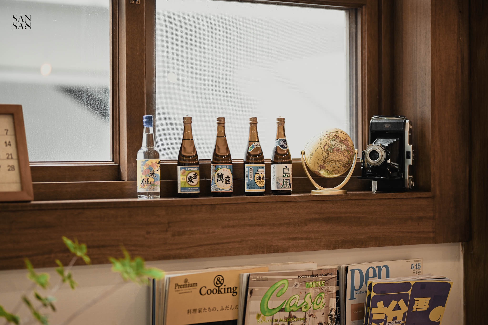 友美子珈琲 木窗前的日系陳設 玻璃瓶和復古相機