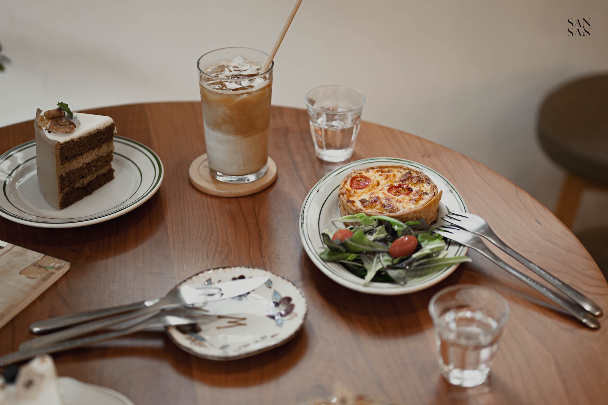 用餐圓桌特寫 有蛋糕、餐點和飲品