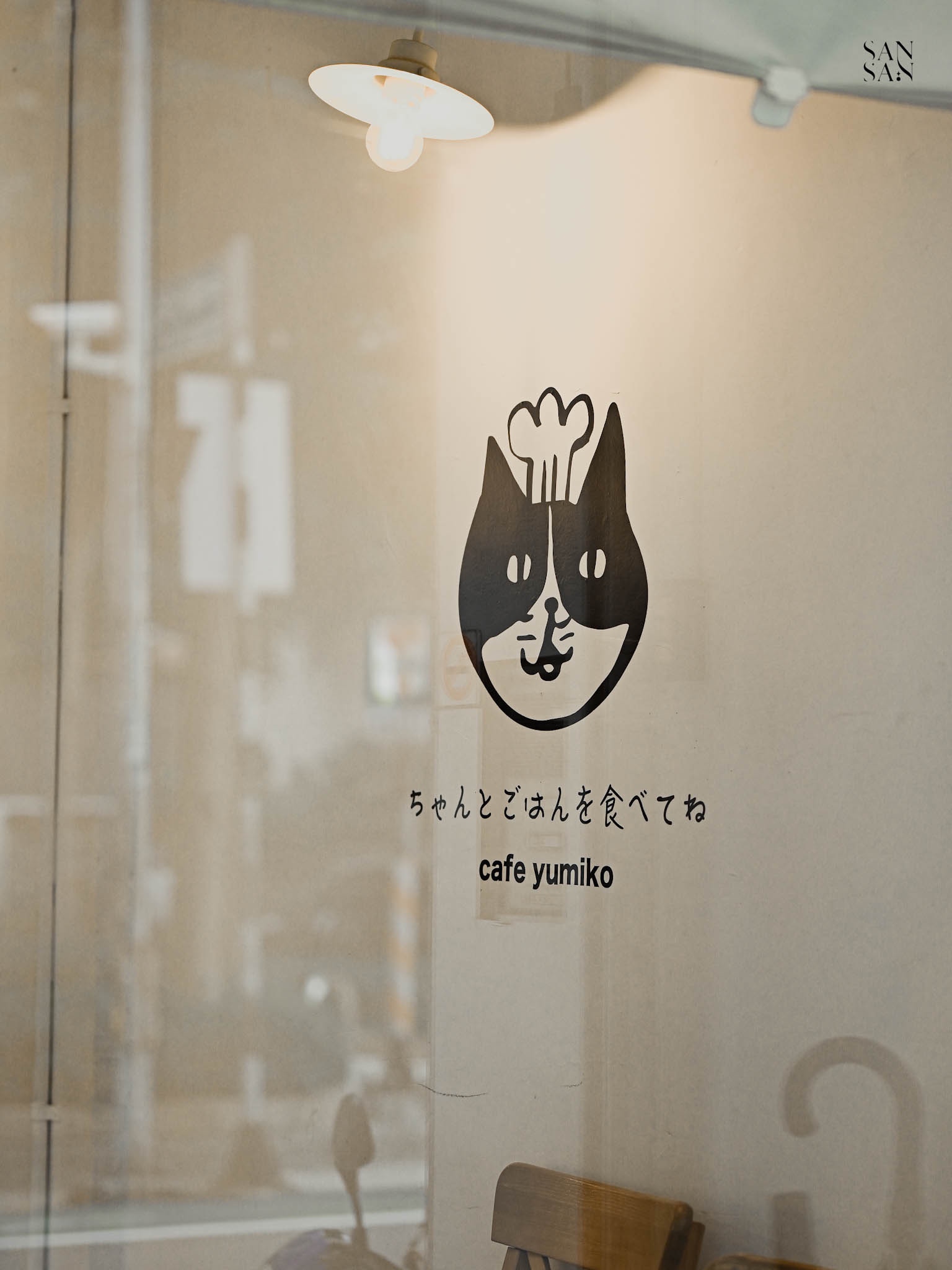友美子珈琲 室內白牆上手繪貓咪