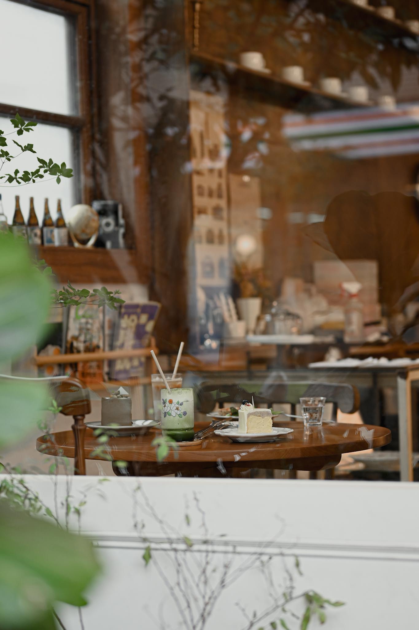 窗外往室內看的畫面 木桌上有餐點