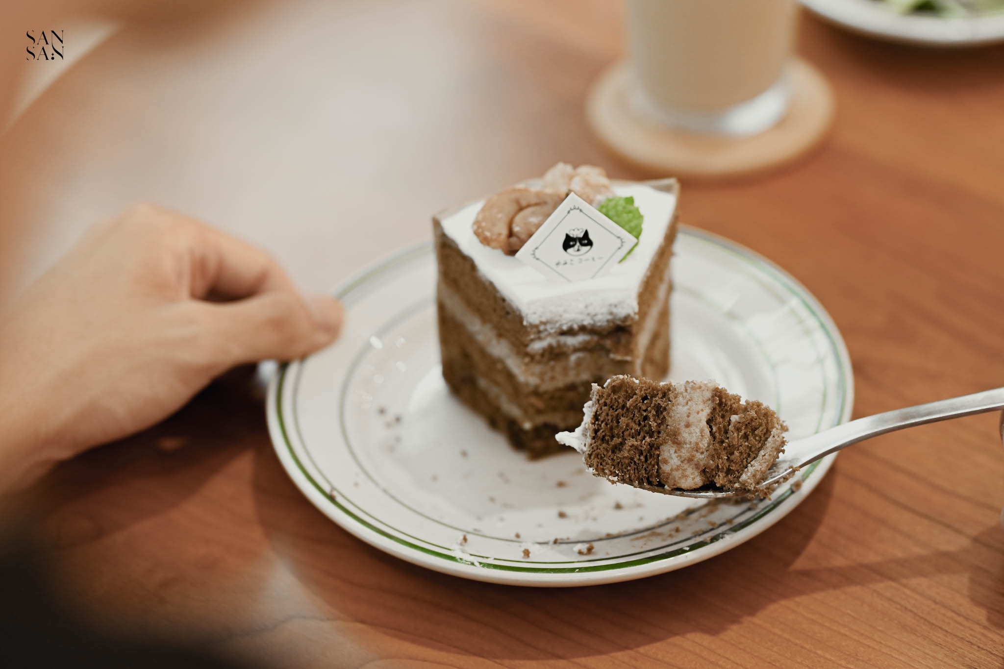 叉子挖一塊焙茶栗子蛋糕情境