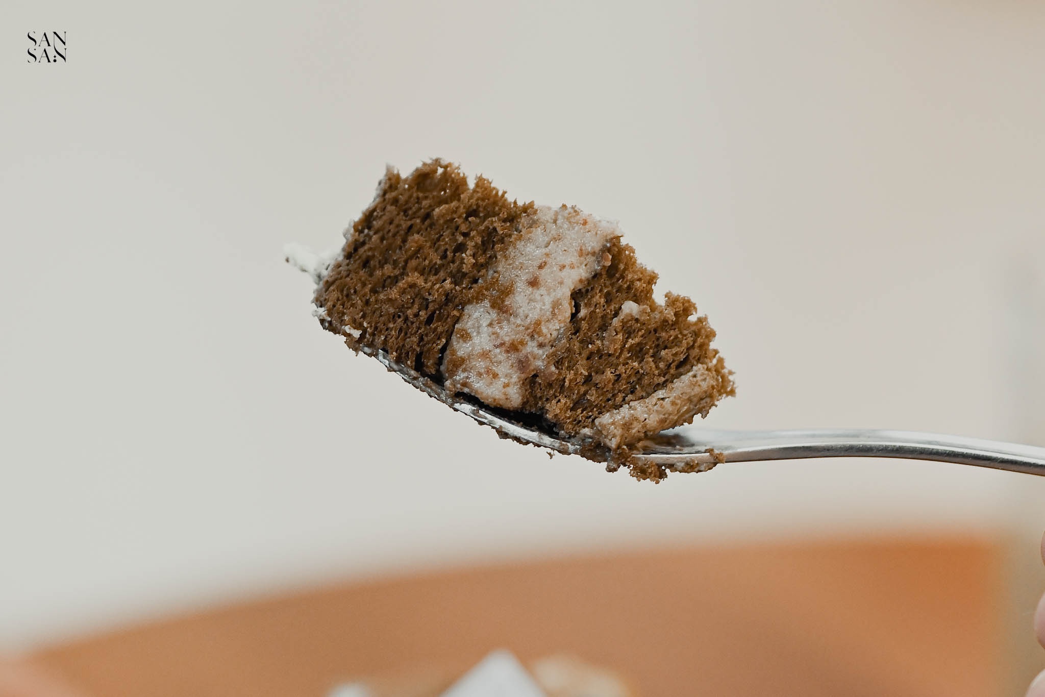 叉子挖一塊焙茶栗子蛋糕特寫