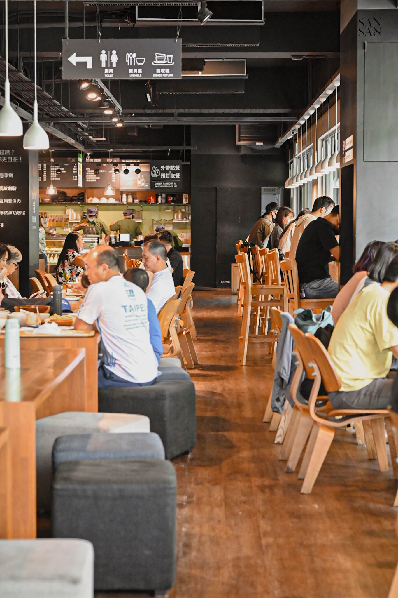 覺旅咖啡內用用餐區局部畫面