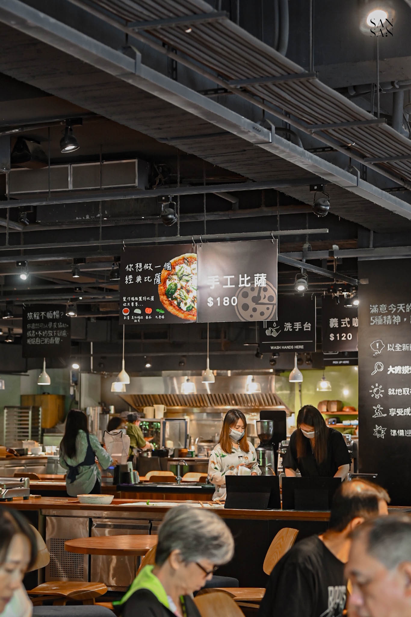 覺旅咖啡內用空間局部畫面 天花板懸吊手工披薩廣告板