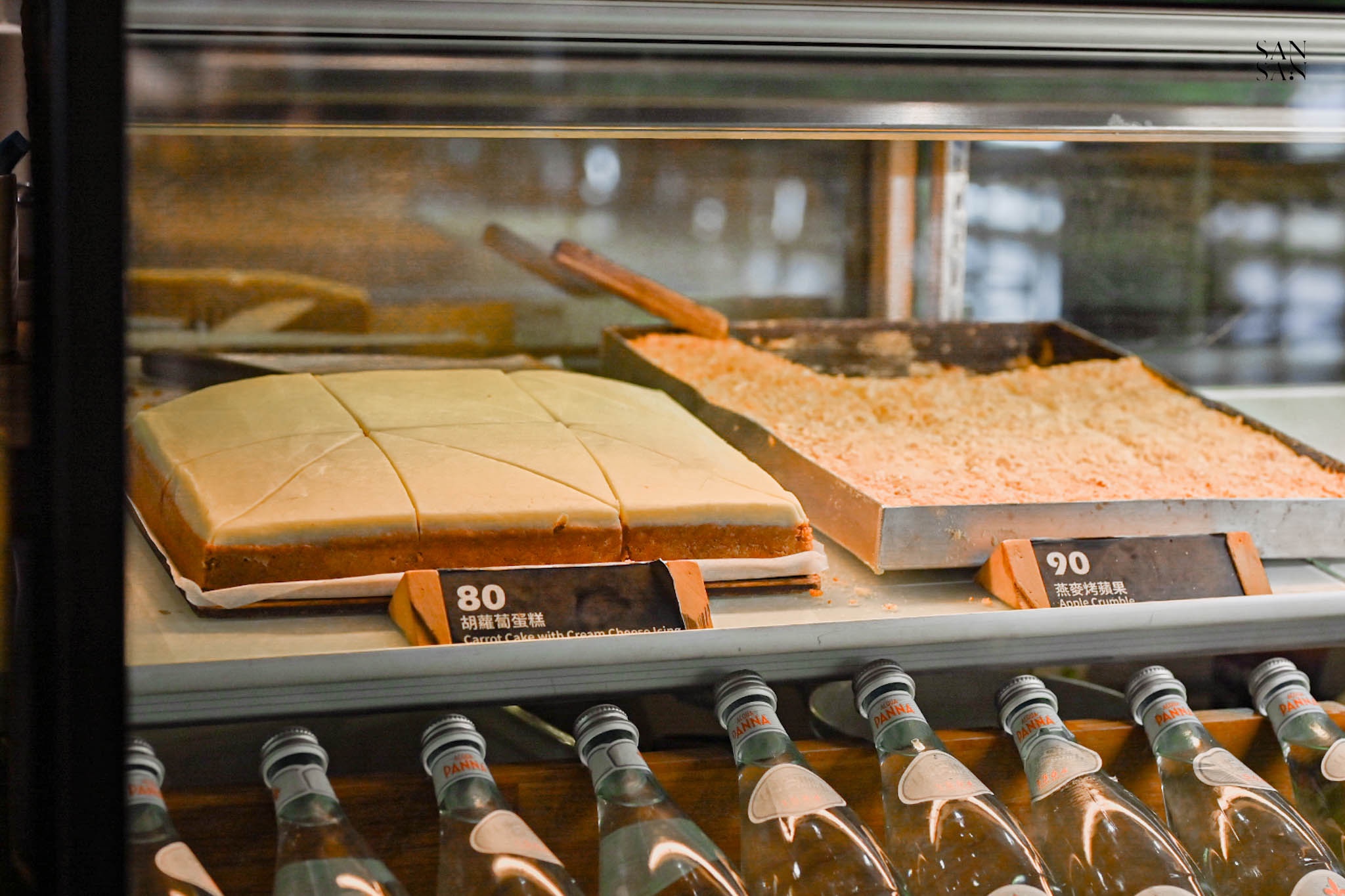 蛋糕櫃裡面有胡蘿蔔蛋糕和燕麥烤蘋果