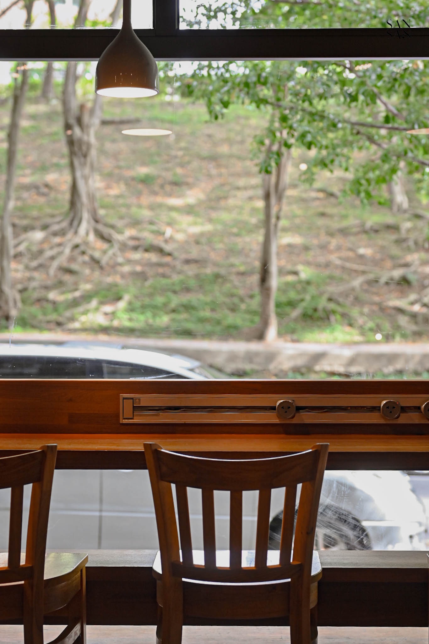 窗邊座位畫面 窗外有草皮和樹