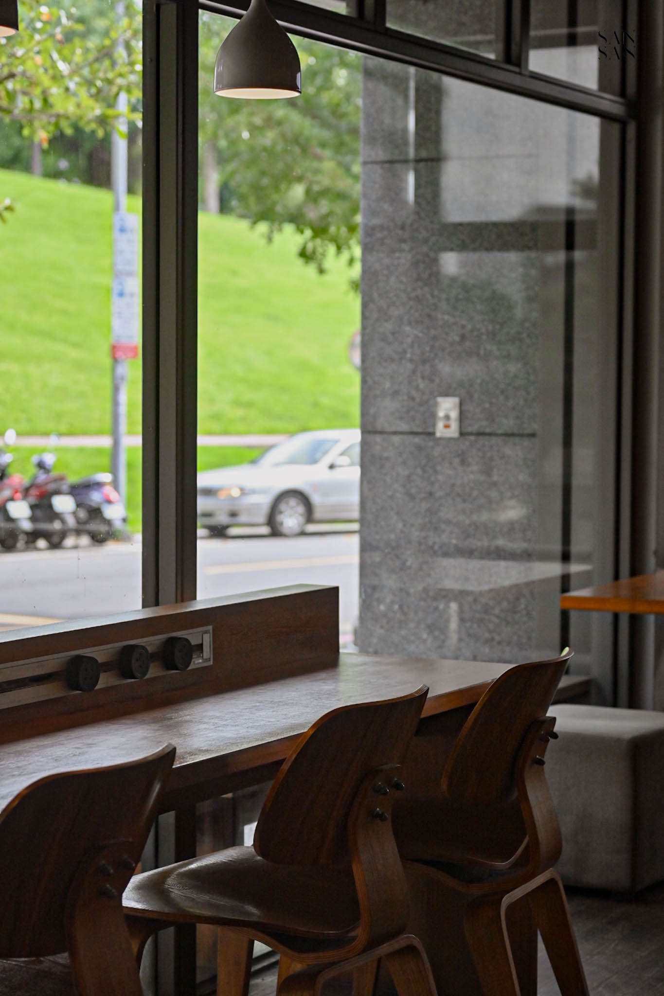 窗邊座位畫面 三張木椅靠著木桌