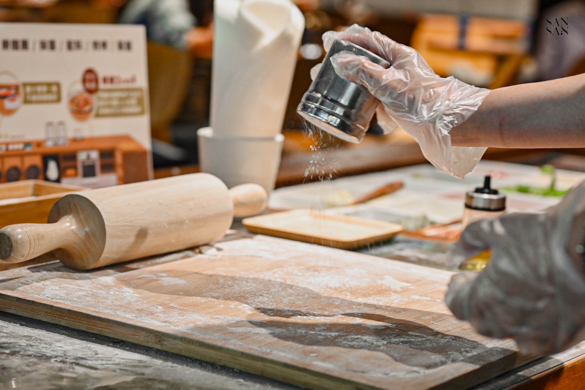 在木板上灑麵粉