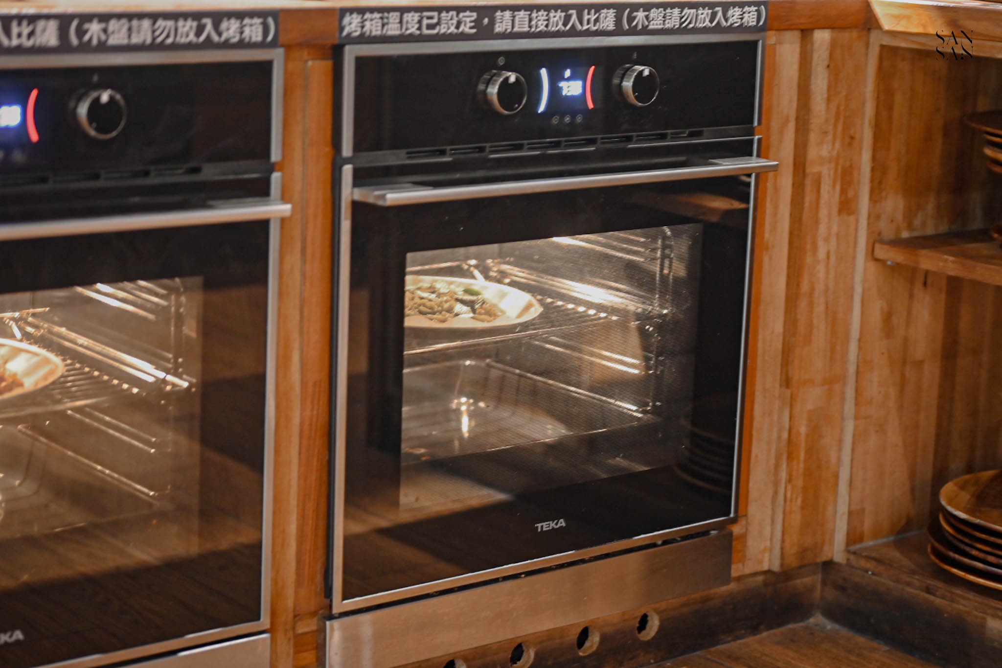 烤披薩中的烤箱