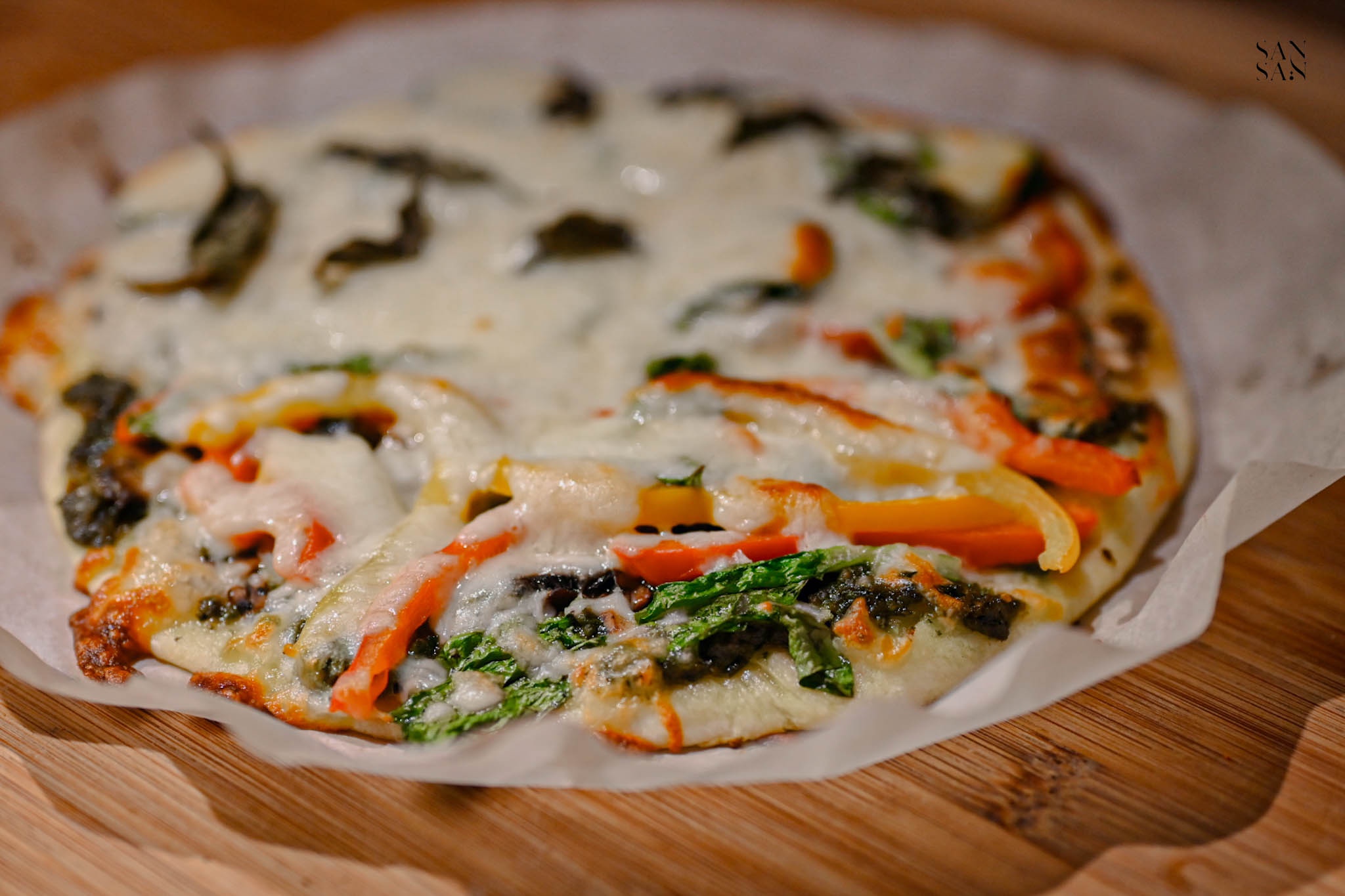 剛出爐的披薩 融化上色的起司特寫