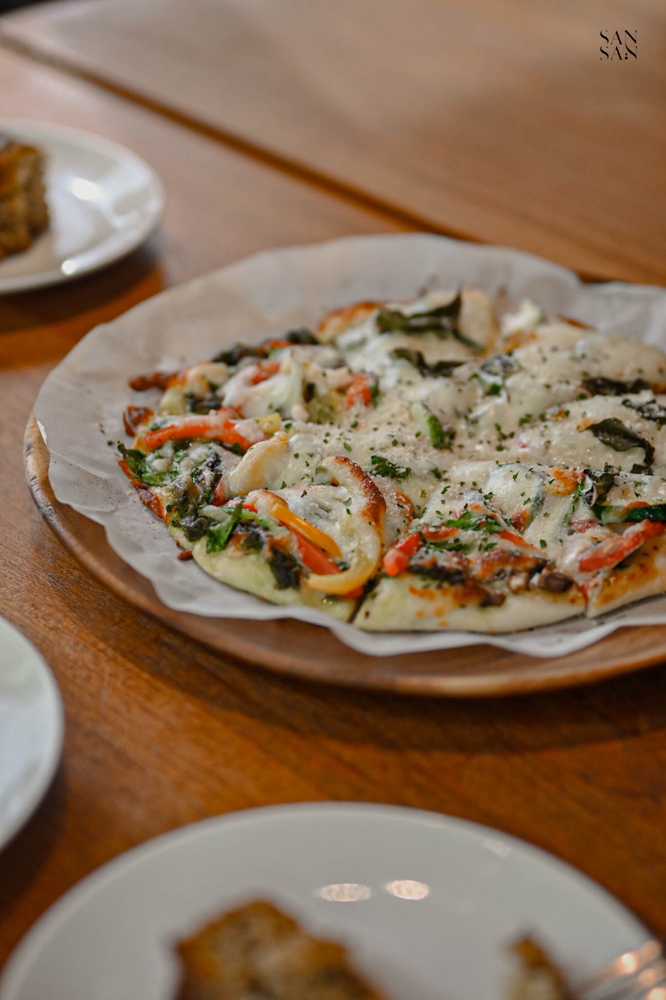 披薩放在桌上畫面