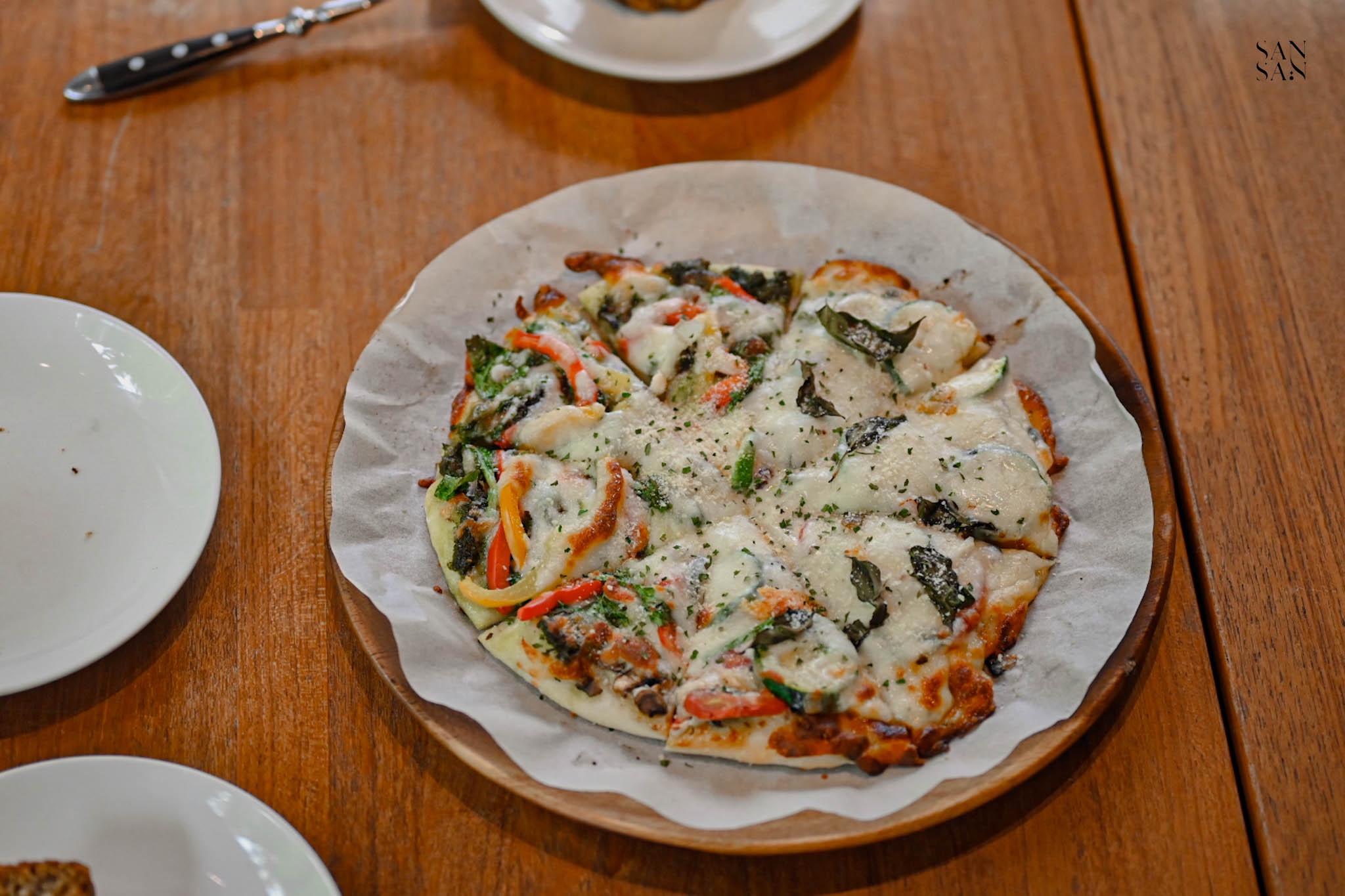 手工披薩和一些盤子