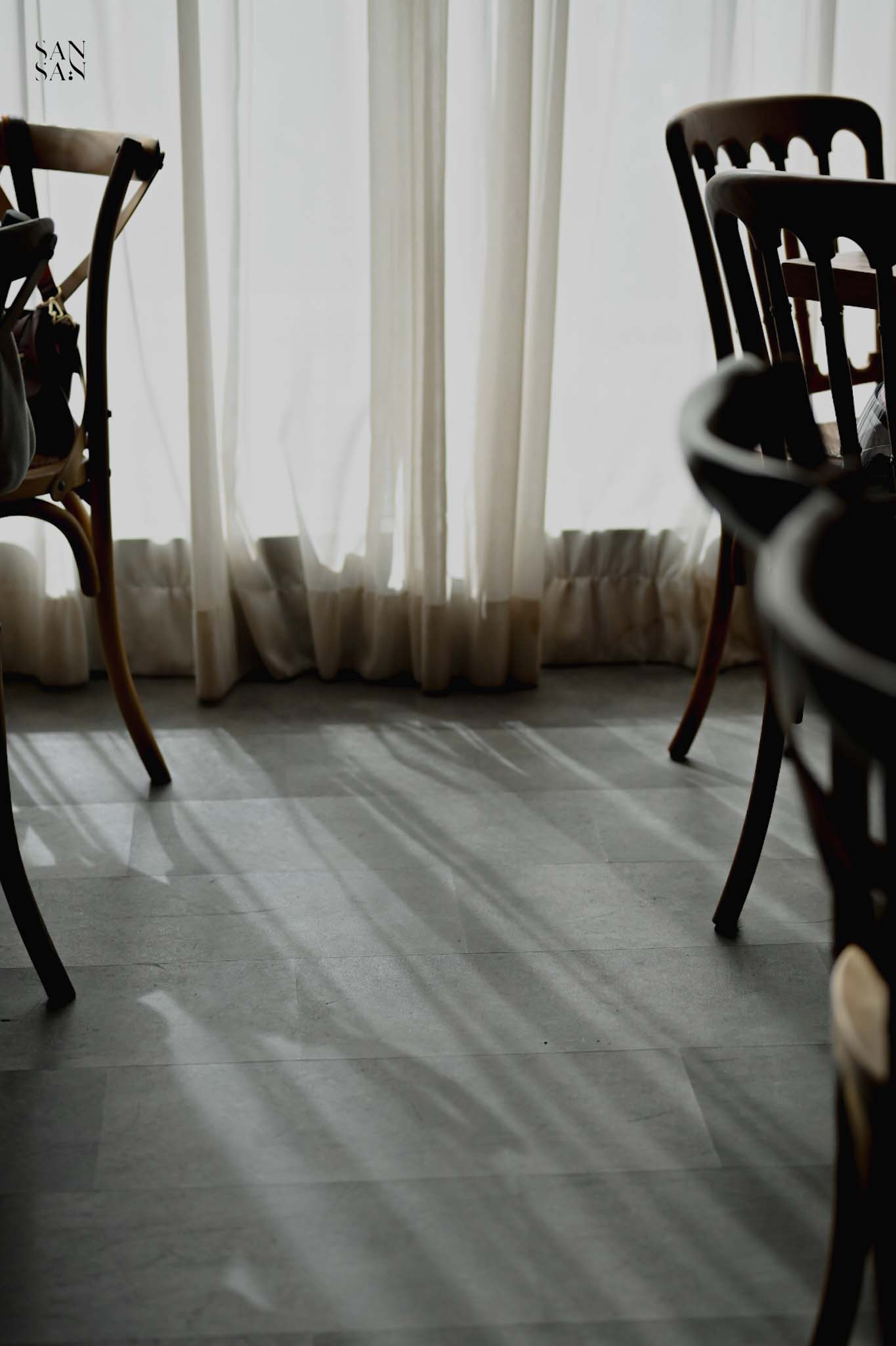 白色紗窗和陽光在地上的光影畫面