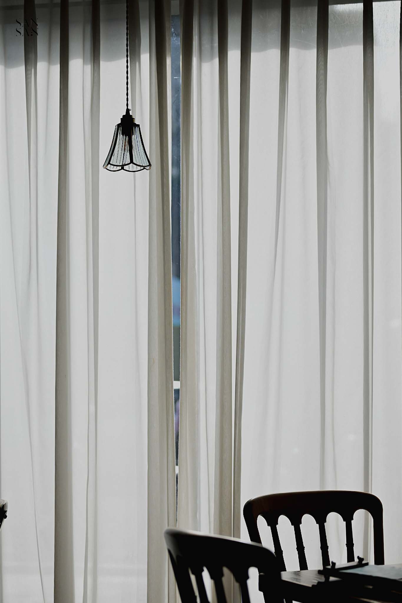 白色紗窗和復古吊燈畫面