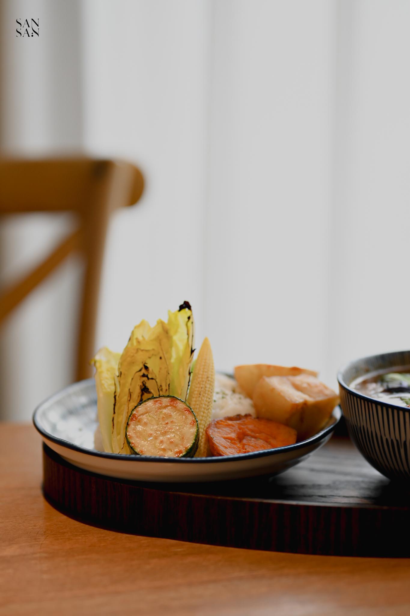 紅酒燉牛嫩肩配菜特寫 一碗白飯和烤蔬菜