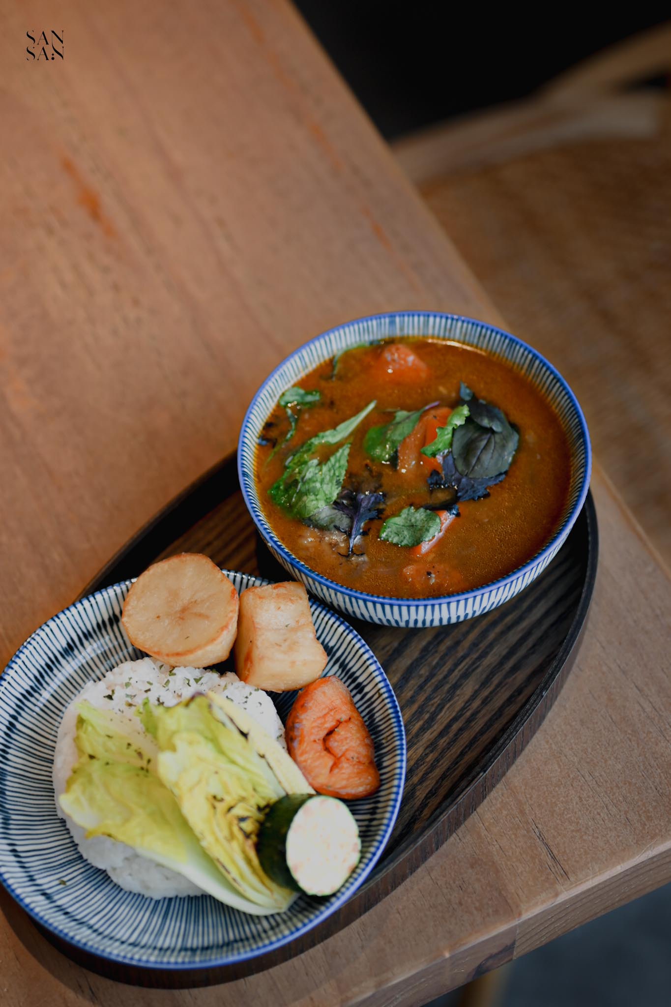 紅酒燉牛嫩肩餐點 一碗紅酒燉牛嫩肩 一碗白飯和烤蔬菜