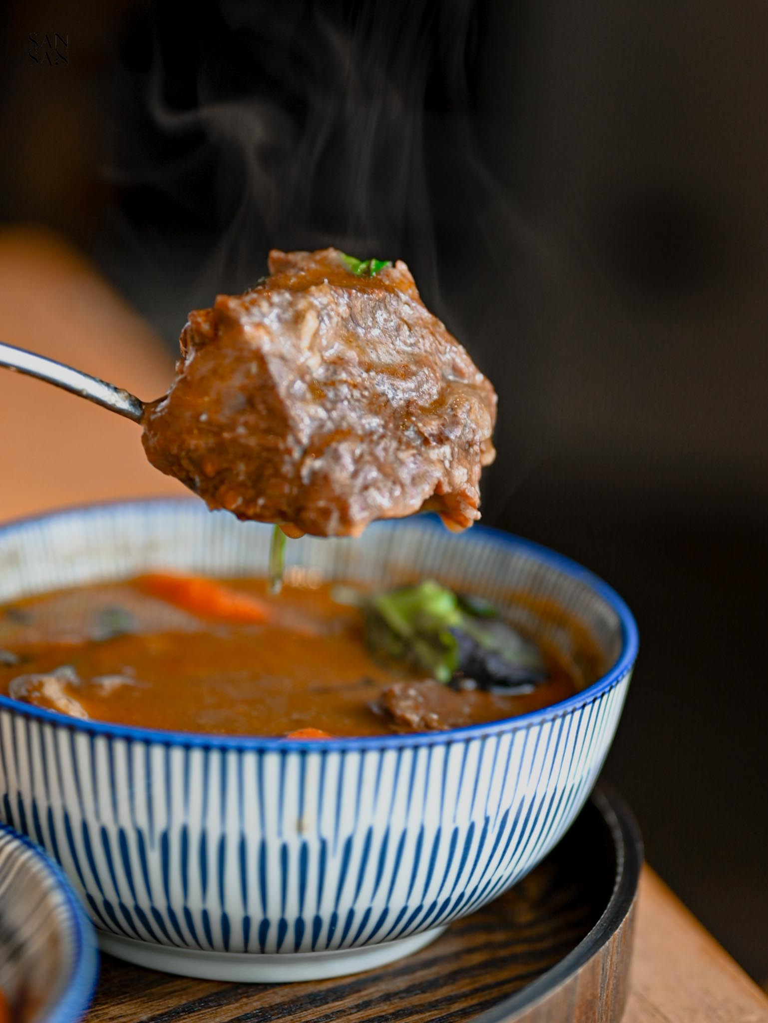 紅酒燉牛嫩肩 牛肉塊特寫